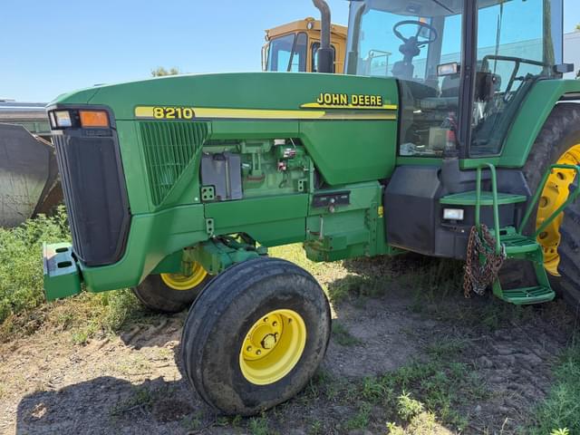 Image of John Deere 8210 equipment image 4
