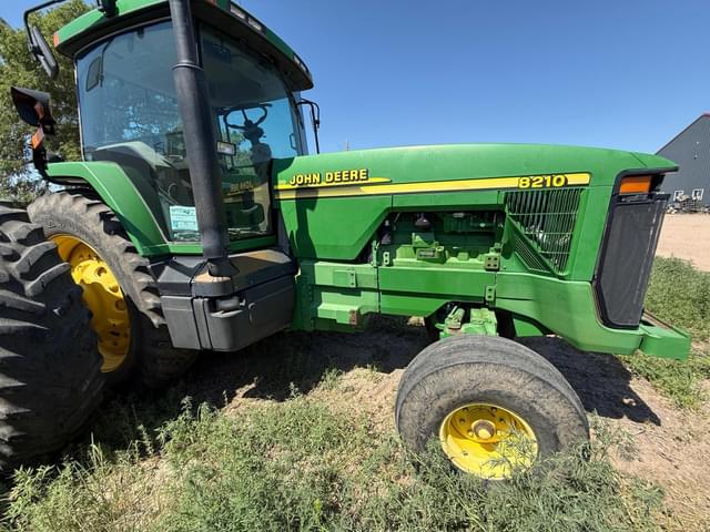 Image of John Deere 8210 equipment image 1