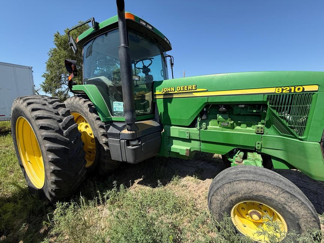 Image of John Deere 8210 Primary image