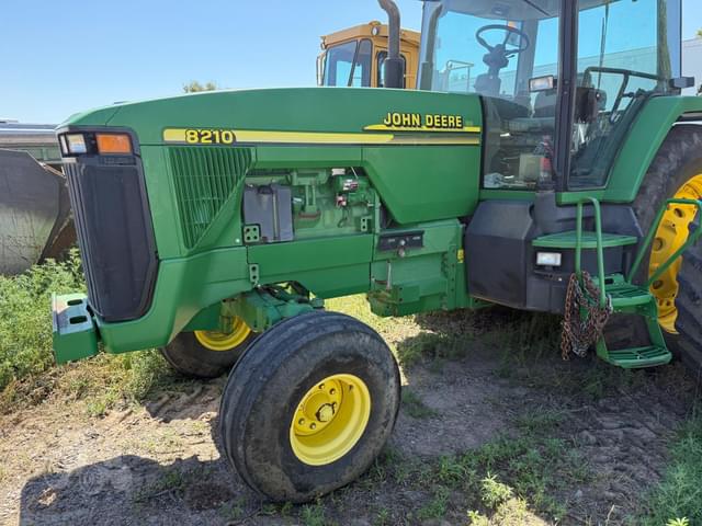 Image of John Deere 8210 equipment image 4