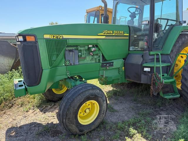 Image of John Deere 8210 equipment image 4
