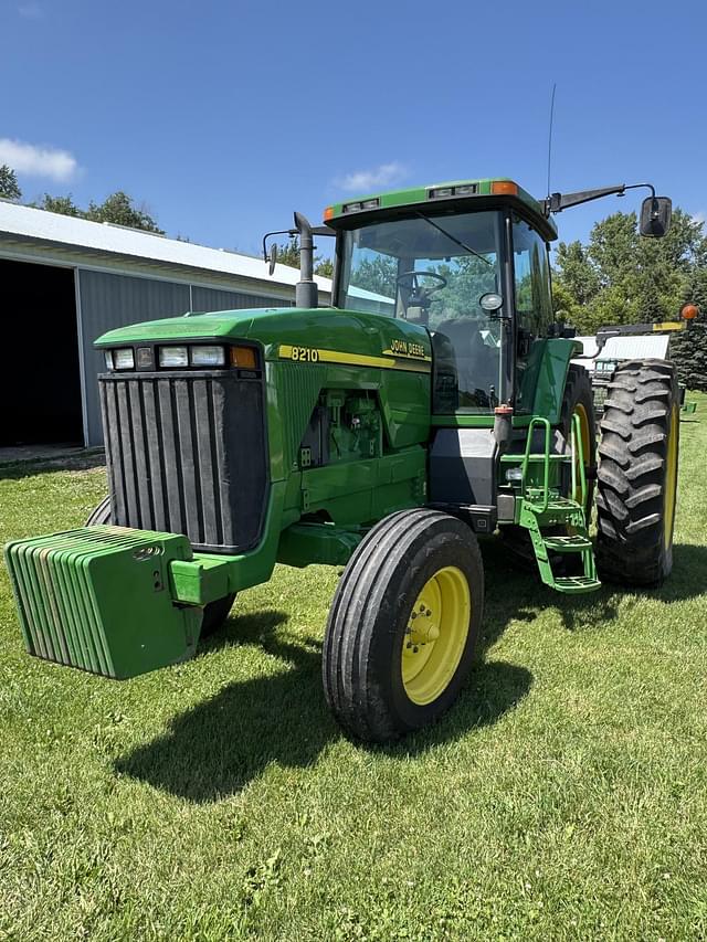 Image of John Deere 8210 equipment image 2