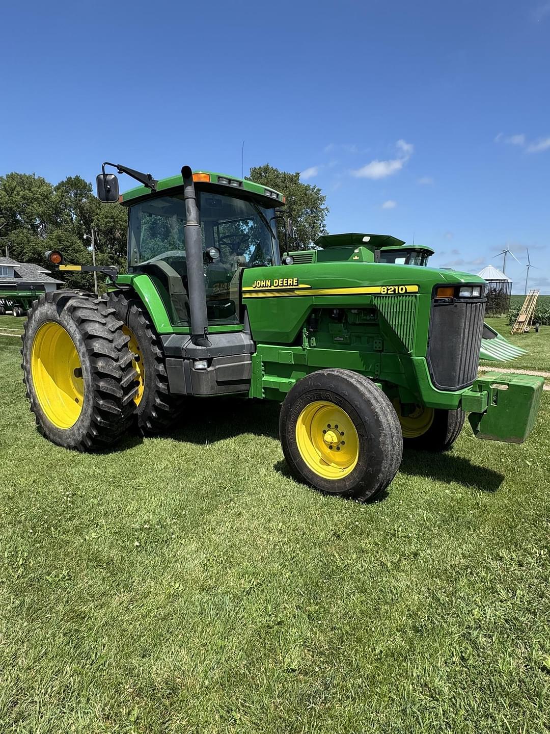 Image of John Deere 8210 Primary image
