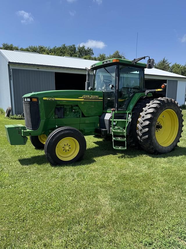 Image of John Deere 8210 equipment image 1