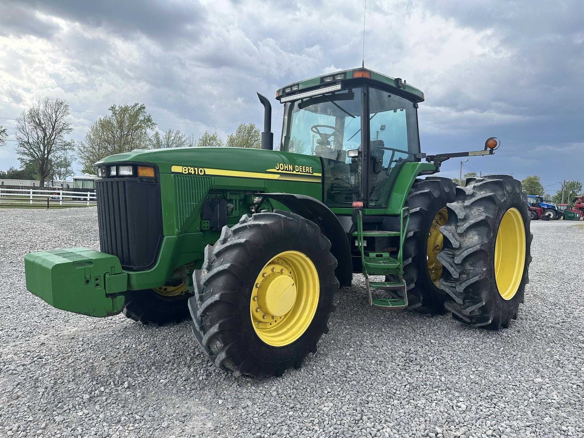 2000 John Deere 8410 Equipment Image0