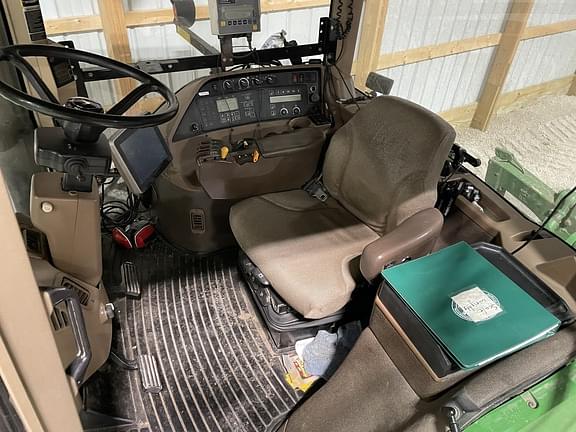 Image of John Deere 8410T equipment image 4