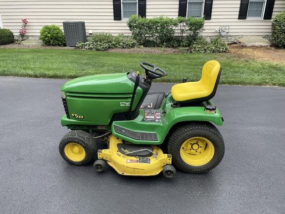 2000 John Deere GT235 Equipment Image0