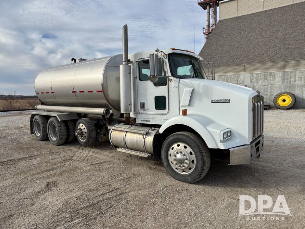 2000 Kenworth T800B Equipment Image0