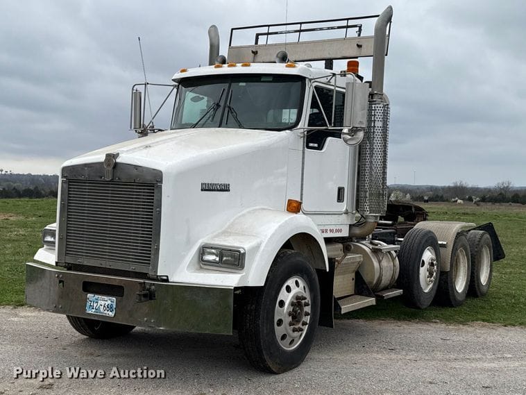 2000 Kenworth T800B Equipment Image0