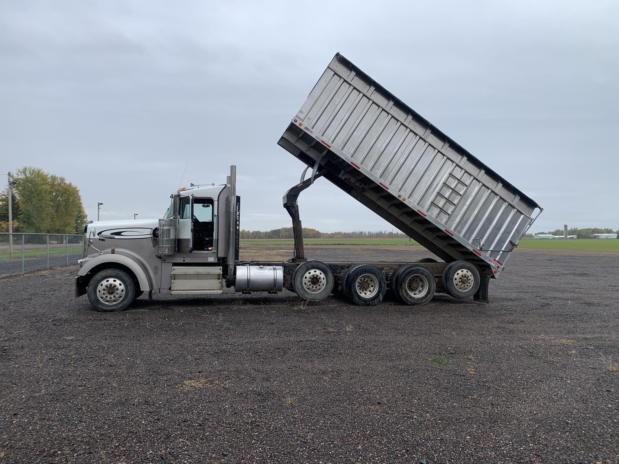 2000 Kenworth W900B Equipment Image0