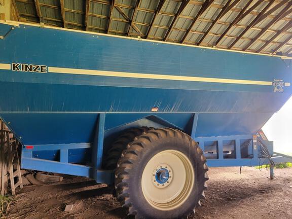 Image of Kinze 1040 equipment image 2