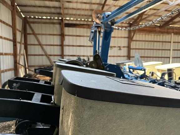 Image of Kinze 2210 equipment image 3