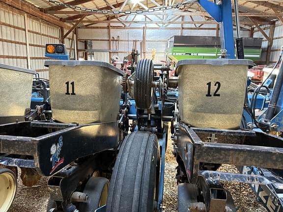 Image of Kinze 2210 equipment image 4