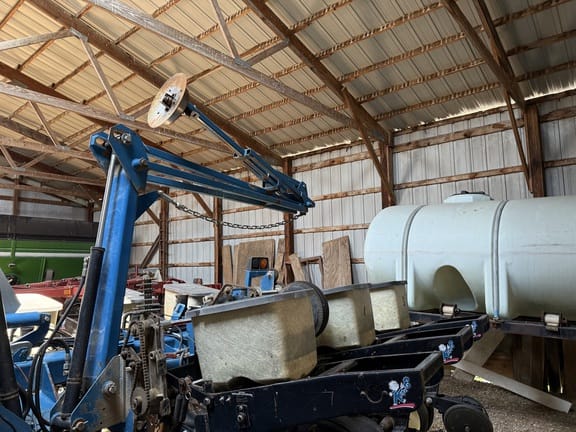 2000 Kinze 2210 Equipment Image0