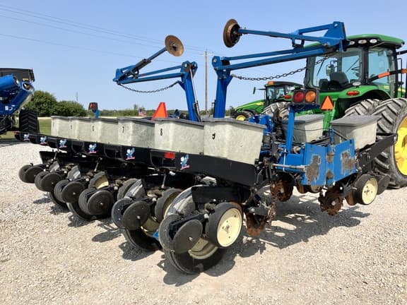 Image of Kinze 2210 equipment image 2