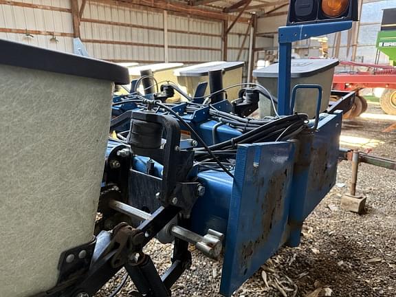 Image of Kinze 2210 equipment image 2