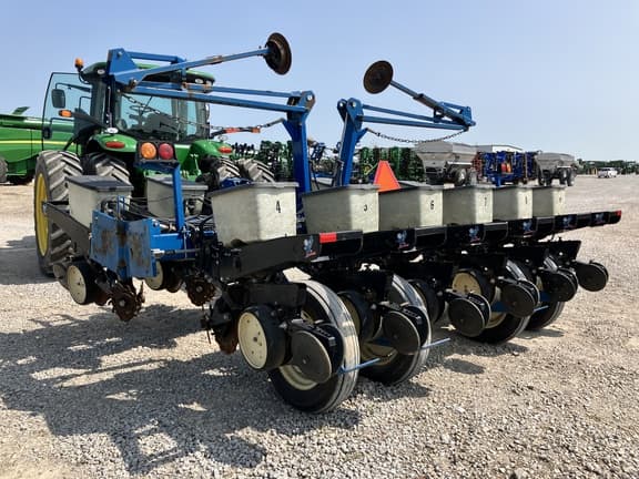 Image of Kinze 2210 equipment image 4