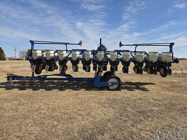 Image of Kinze 2600 equipment image 1