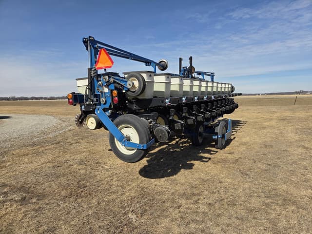 Image of Kinze 2600 equipment image 4