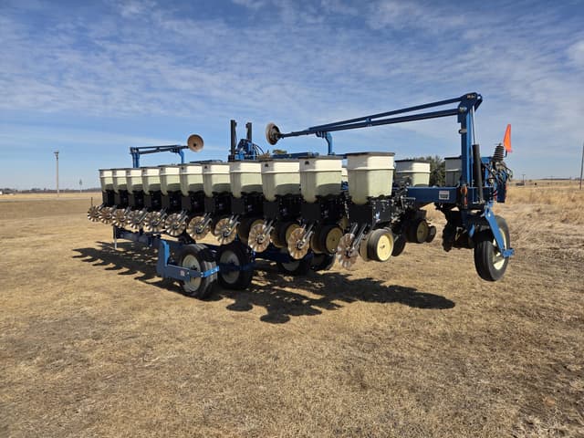 Image of Kinze 2600 equipment image 2