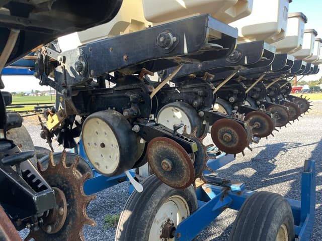 Image of Kinze 3500 equipment image 4