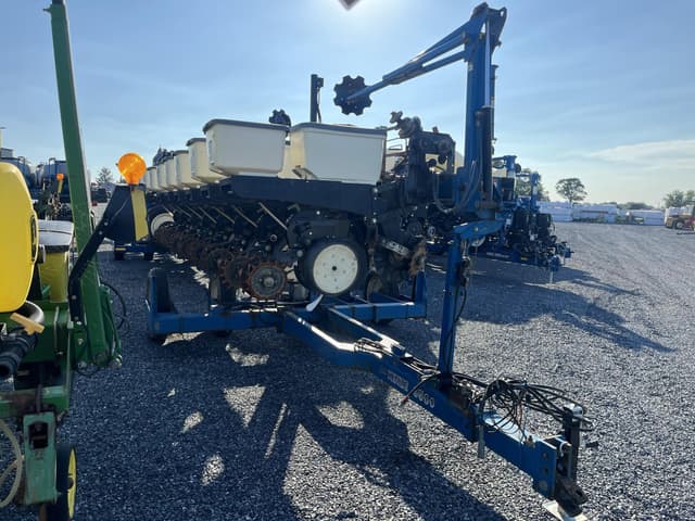 Image of Kinze 3500 equipment image 2