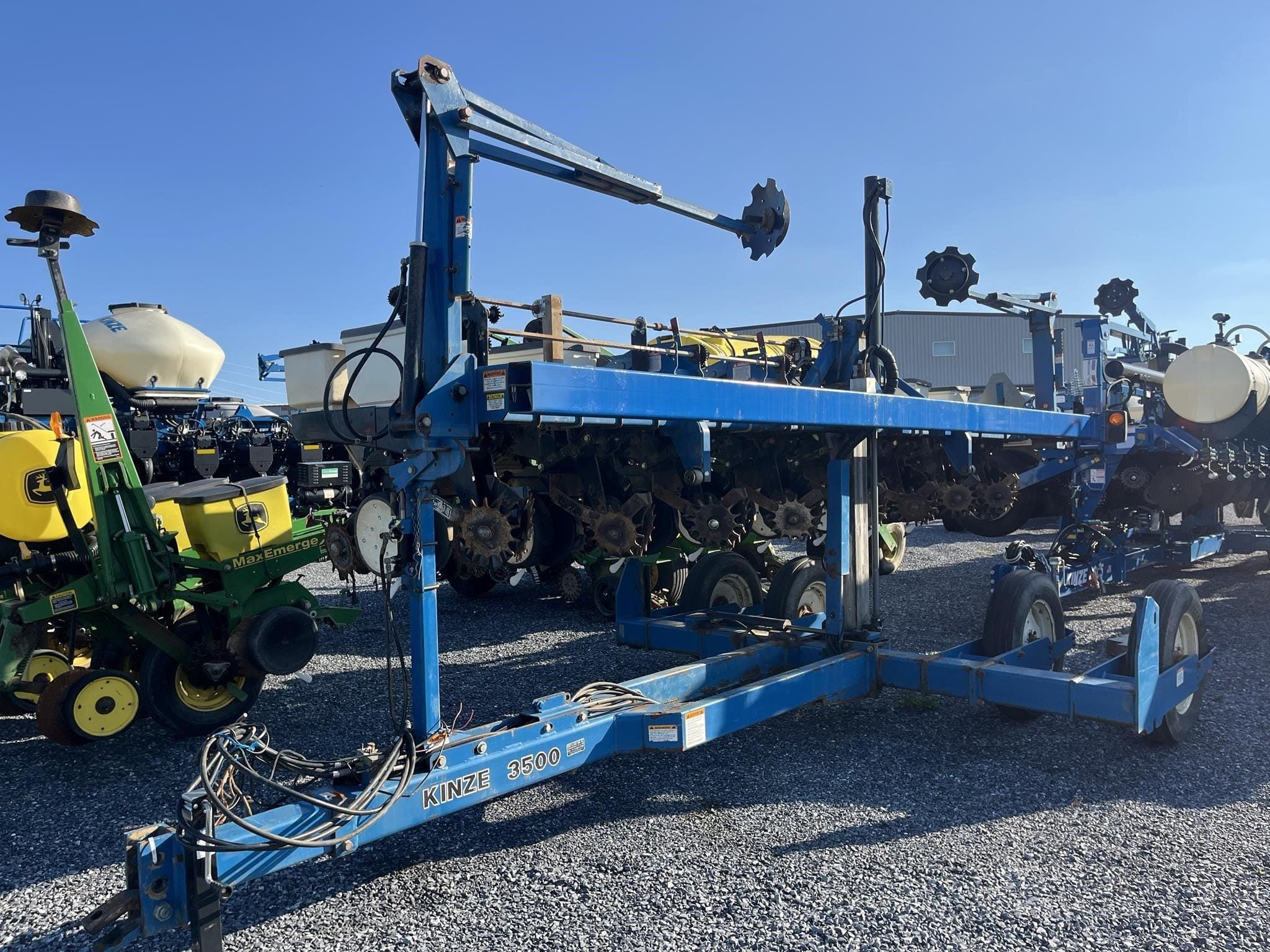 2000 Kinze 3500 Equipment Image0