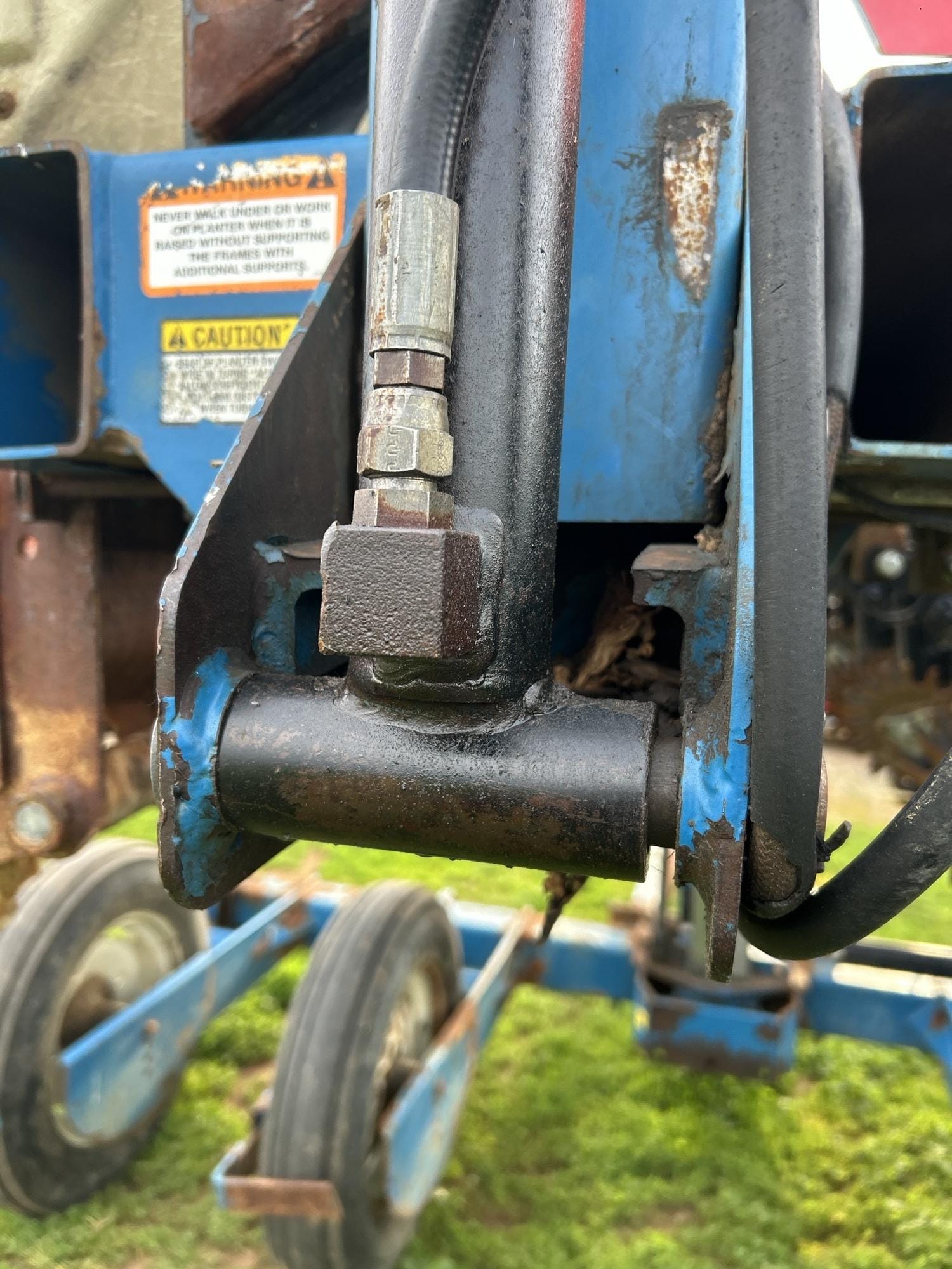 2000 Kinze 3500 Equipment Image0