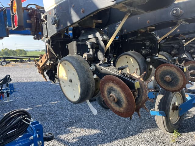 Image of Kinze 3500 equipment image 3