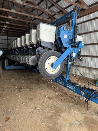 2000 Kinze 3600 Equipment Image0