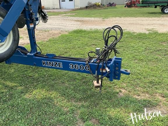 Image of Kinze 3600 equipment image 2