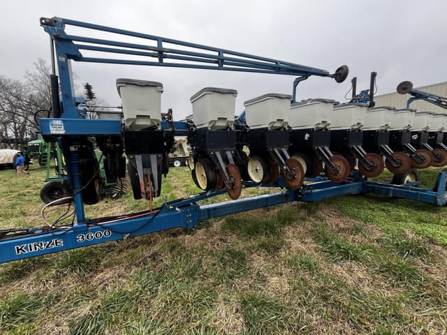 Image of Kinze 3600 equipment image 2