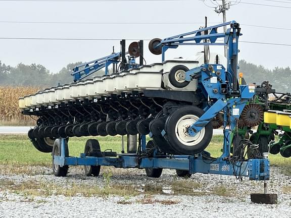 Image of Kinze 3600 equipment image 2