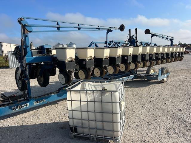 Image of Kinze 3600 equipment image 2