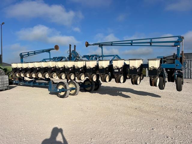 Image of Kinze 3600 equipment image 3