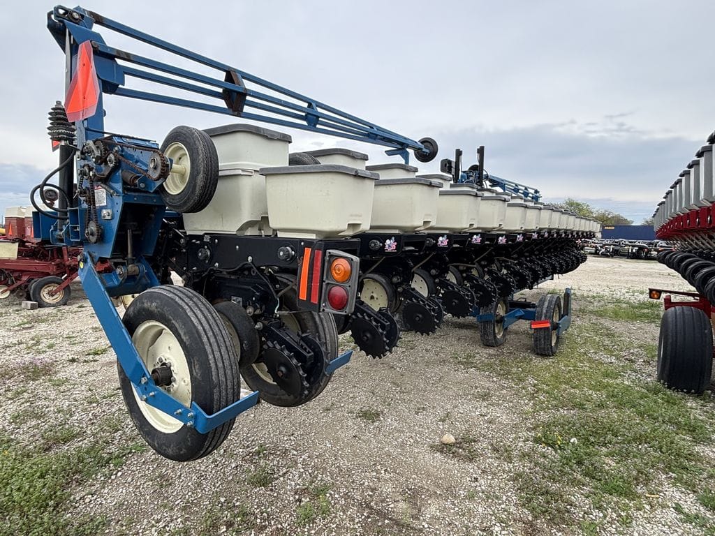 2000 Kinze 3600 Equipment Image0