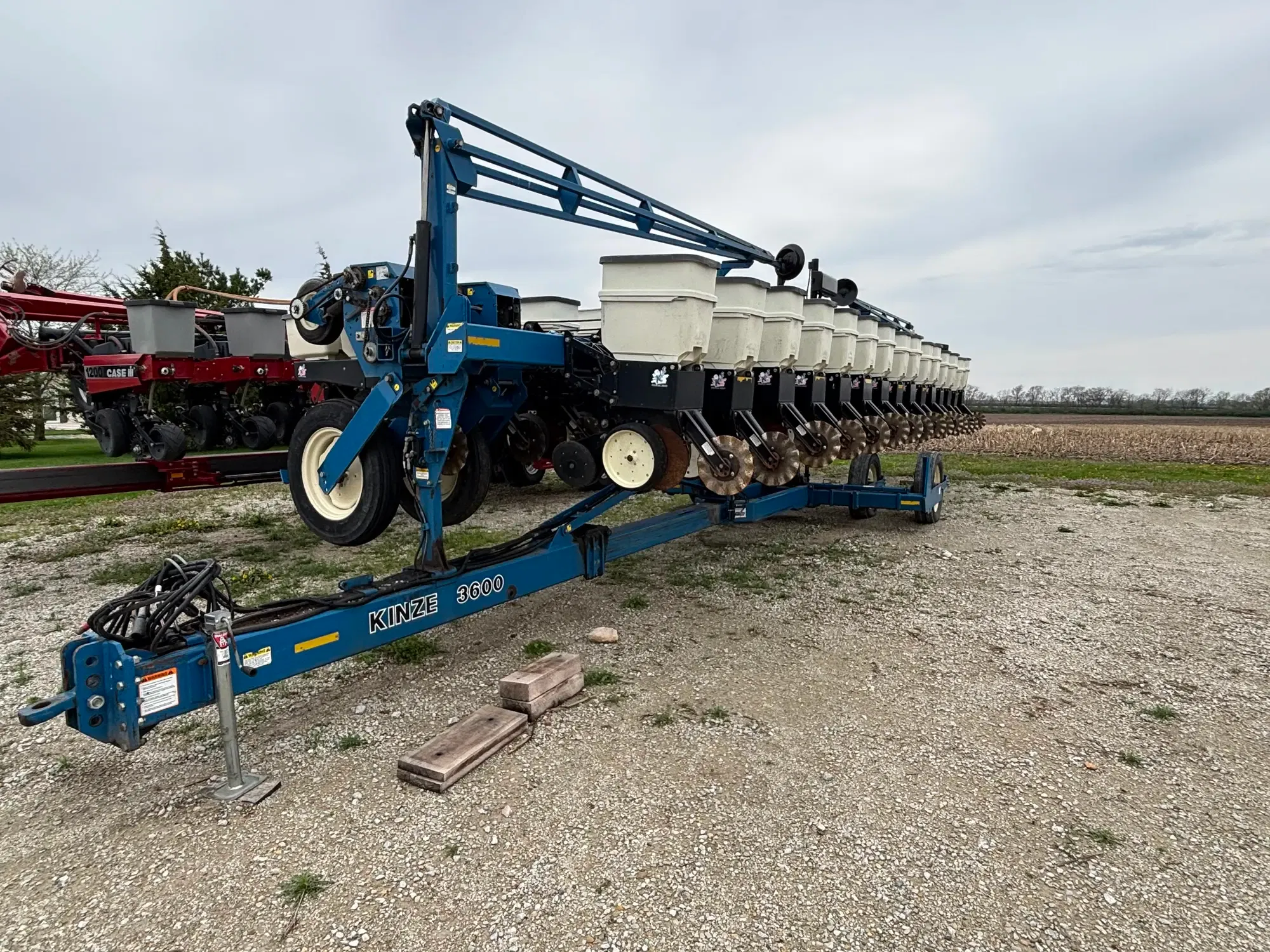 2000 Kinze 3600 Equipment Image0