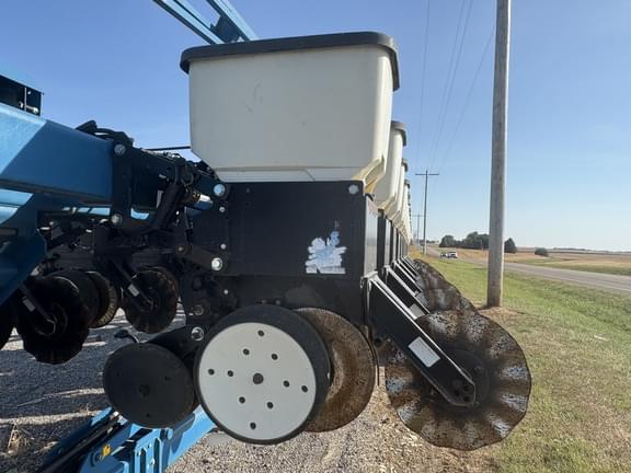 Image of Kinze 3600 equipment image 4