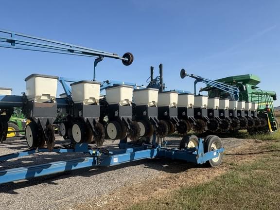 Image of Kinze 3600 equipment image 3