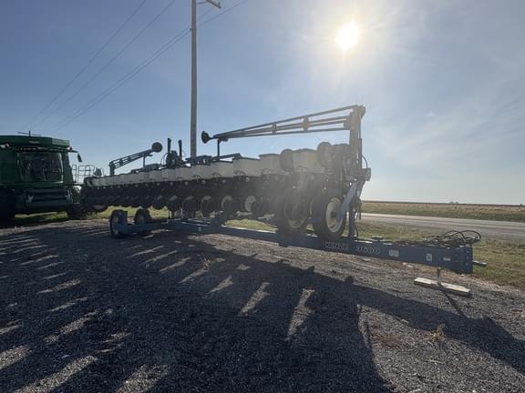 Image of Kinze 3600 equipment image 1
