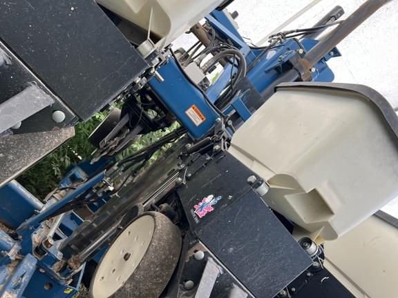 Image of Kinze 3600 equipment image 3