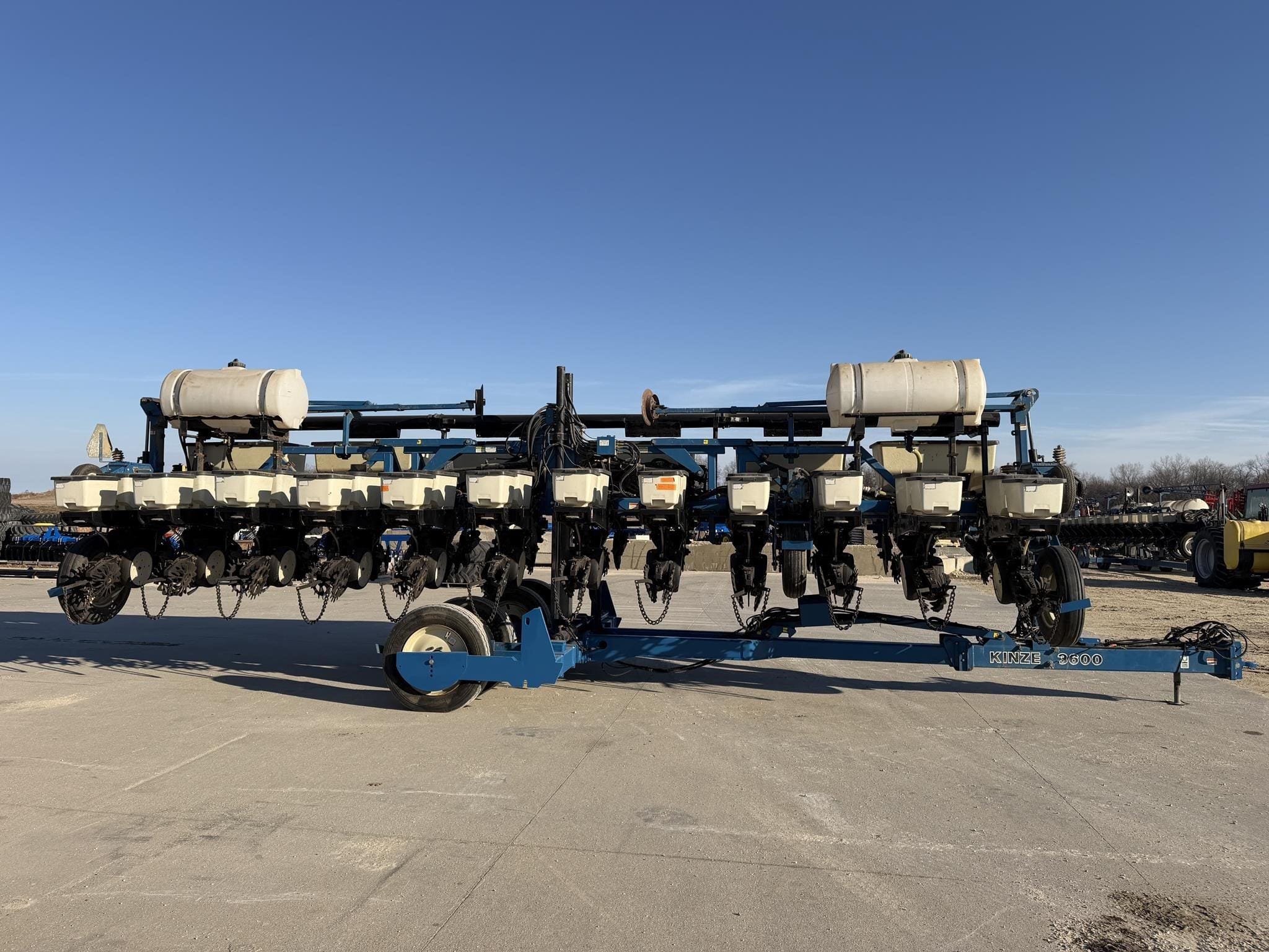 2000 Kinze 3600 Equipment Image0