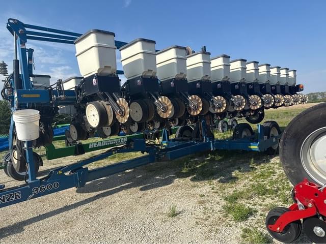 Image of Kinze 3600 equipment image 1