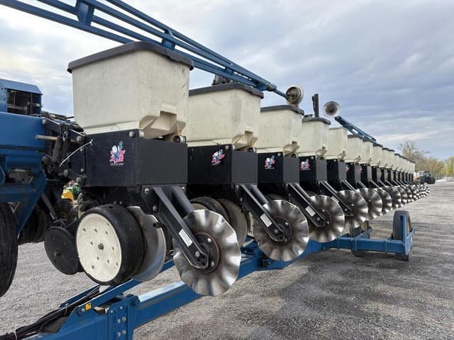 Image of Kinze 3600 equipment image 1