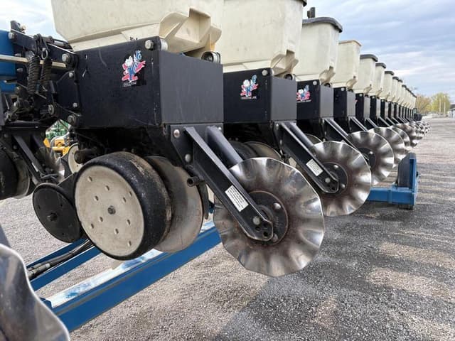 Image of Kinze 3600 equipment image 3