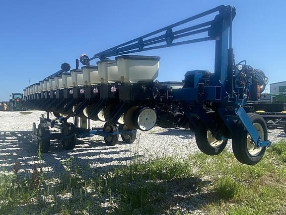 Image of Kinze 3600 equipment image 2