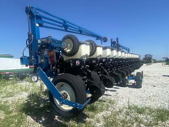 Image of Kinze 3600 equipment image 4