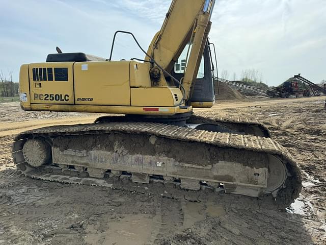 Image of Komatsu PC250LC equipment image 3