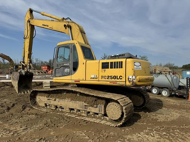 Image of Komatsu PC250LC equipment image 2