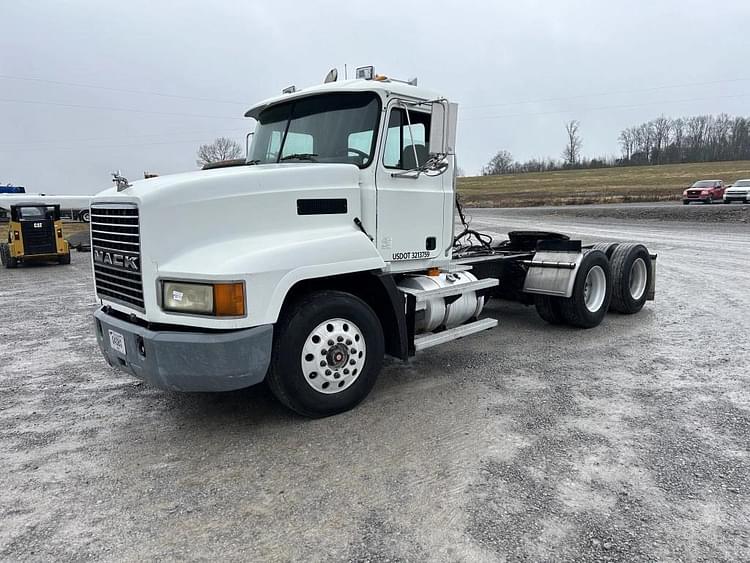 2000 Mack CH613 Equipment Image0